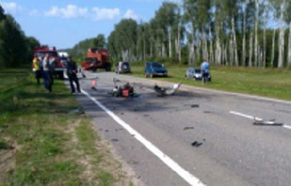 В Климовском районе водитель «Audi» врезался в комбайн и погиб