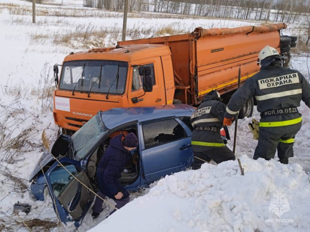 На брянской трассе в ДТП с грузовиком «КамАЗ» погиб мужчина, его жена  тяжело пострадала