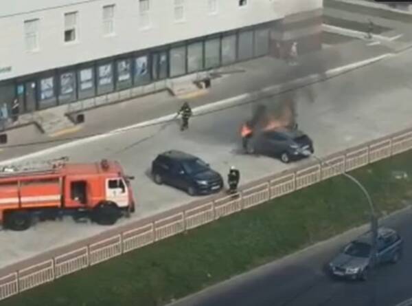 В Брянске у клиники на улице Советской загорелся автомобиль