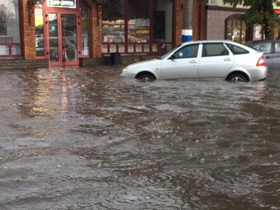 В Брянске улица Калинина на Набережной скрылась под водой