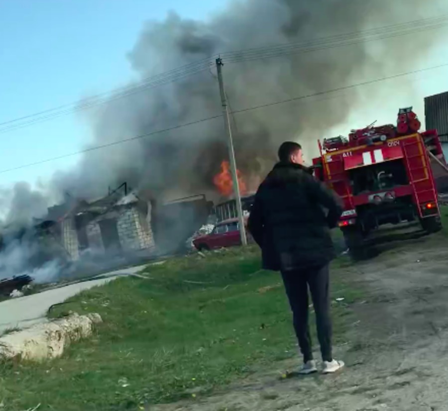 В Брянске сняли на видео горящий дом в посёлке Больше Полпино