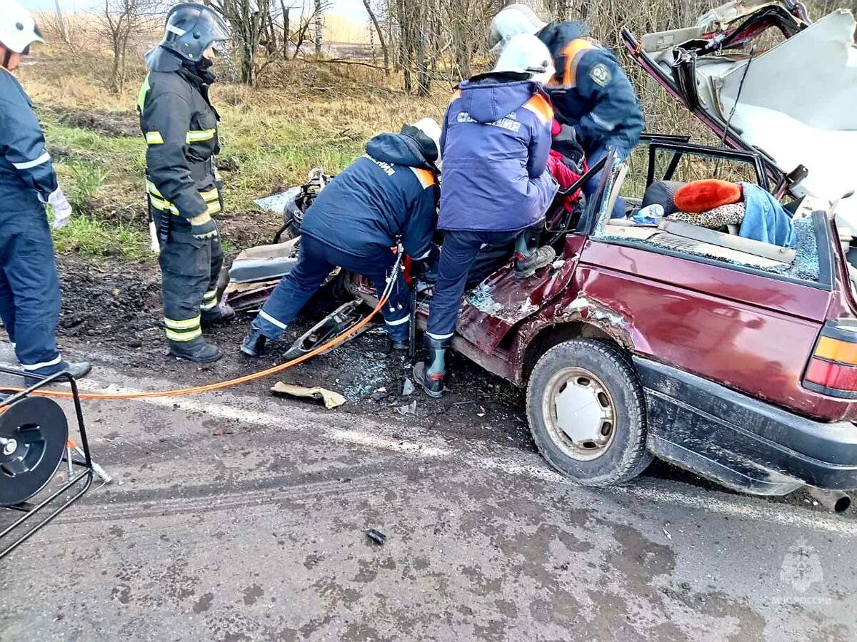 В ДТП под Меркульево пострадавшего вырезали из машины