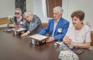 Две брянские семейных пары наградили медалями «За любовь и верность»