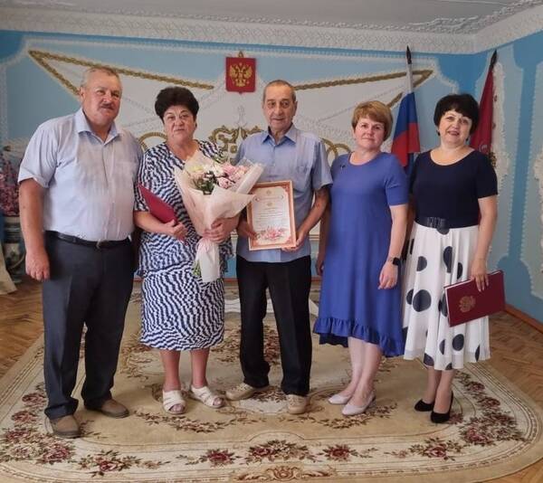 В Карачеве супруги-педагоги Бабковы отметили золотую свадьбу