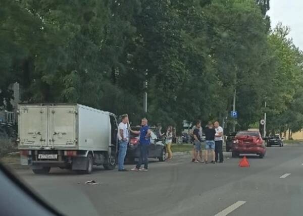 В Брянске на улице Ульянова разбились 3 машины 