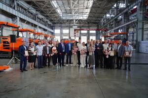 Алиханову показали брянские асфальтоукладчики «Десна»
