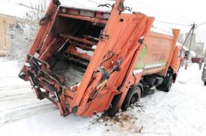 Два мусоровоза застряли в Брянске из-за нерасчищенных после снегопада дорог