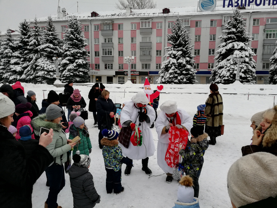 В Брянске ёлку на площади Партизан украсили новогодними пожеланиями