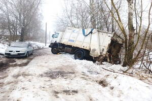 В Клинцовском районе мусоровоз съехал в овраг из-за гололеда