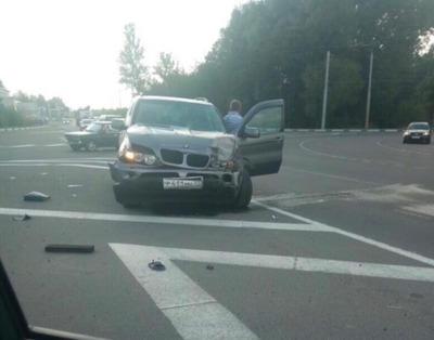 В Брянске на Болгарах столкнулись BMW и «Яндекс.Такси»