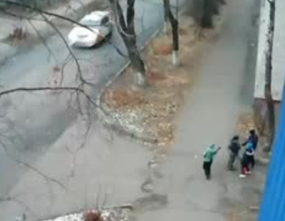 В Брянске сняли на видео детей, бросающих снежки и камни по машинам