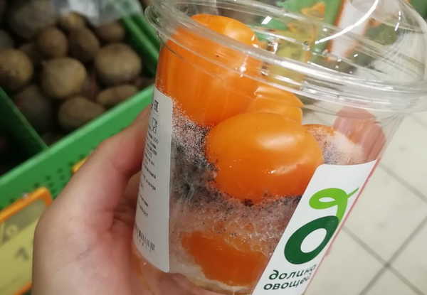В Брянске сняли на фото помидоры с плесенью из магазина