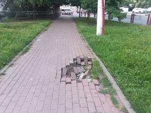 В Брянске возле школы №1 обрушился тротуар