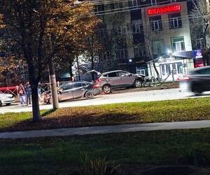 В Брянске после ДТП иномарка пробила ограждение