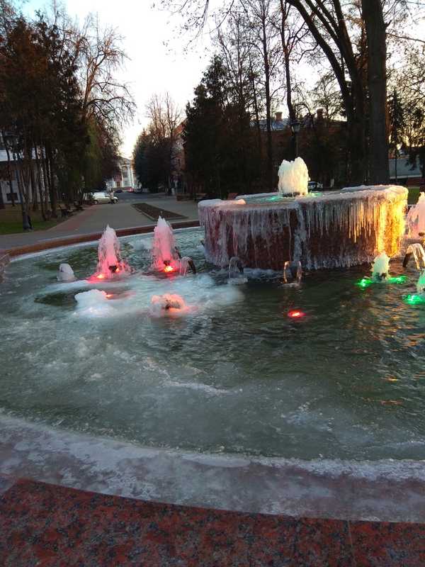В Брянске замерз новый фонтан в круглом сквере