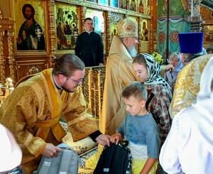 Брянский митрополит Александр приготовил школьникам 300 ранцев