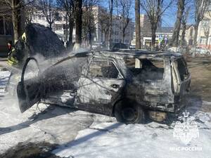 В Клинцах потушили загоревшийся автомобиль