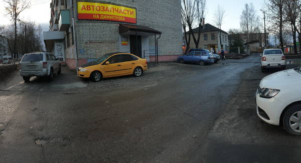 В Брянске на Володарке водитель внедорожника перегородил тротуар