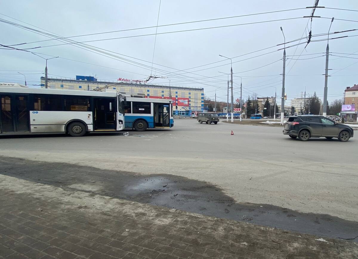 В Брянске в ДТП попали автобус и внедорожник