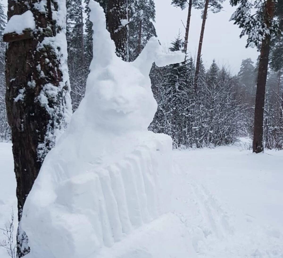 Заяц на зайца из снега