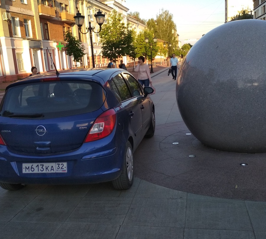 В Брянске автохам припарковался возле шара на бульваре Гагарина