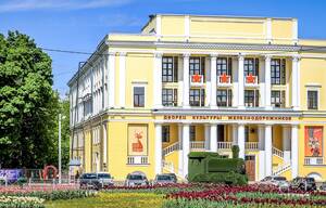 В Брянске 1 августа запретили парковку перед ДК Железнодорожников