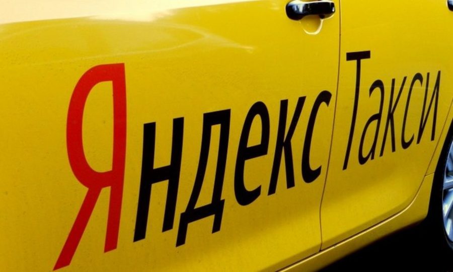 В Брянске «Mercedes» протаранил «Яндекс.Такси»: ранены три девушки