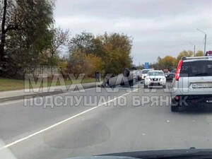 В «лютом» ДТП на улице Бурова в Брянске перевернулась легковушка