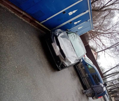 В Брянске сняли на фото закрывших доступ к подстанции автохамов