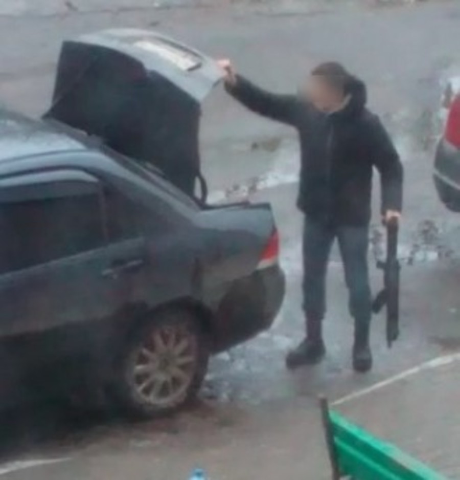 Жительница Брянска заподозрила соседа в торговле оружием