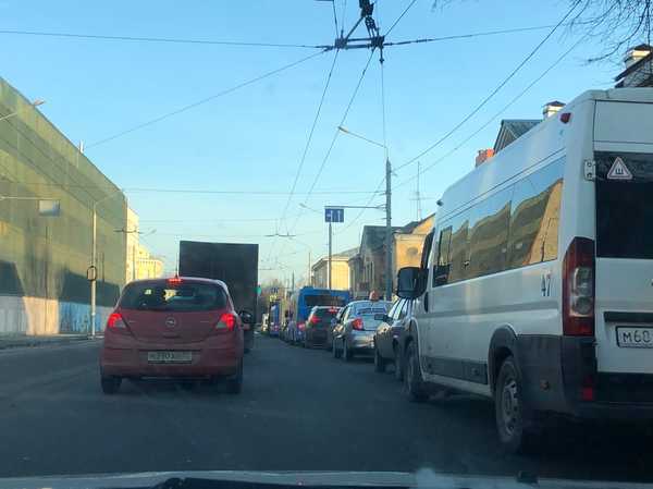 В Брянске заработал новый светофор на улице Калинина