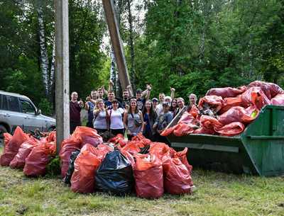 Брянские волонтеры 12 часов убирали мусор возле гипермаркета «Линия»