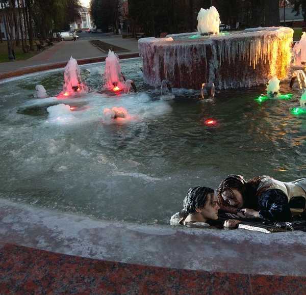 В Брянске в замерзший фонтан в Круглом сквере поместили Ди Каприо