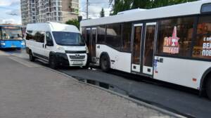 В Брянске маршрутка врезалась в автобус возле Кургана Бессмертия