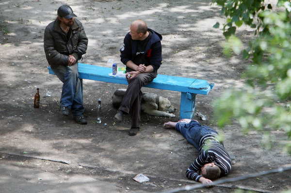 В Брянске алкоголики облюбовали двор на улице Костычева