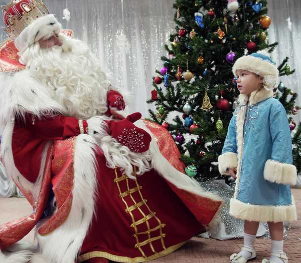 В Брянске вызов Деда Мороза и Снегурочки на 15 минут обойдется в 1500 рублей