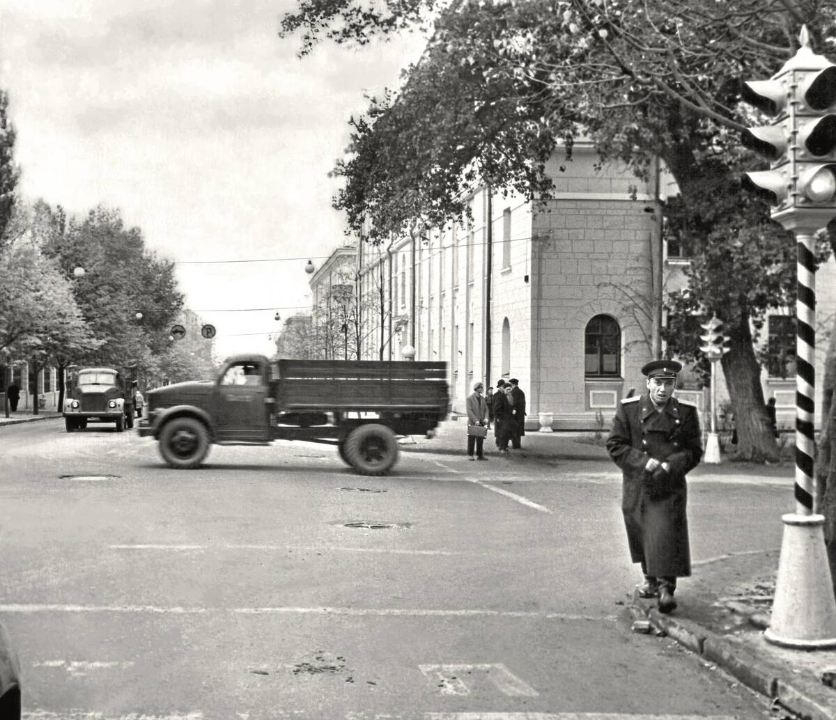 Жителям Брянска показали старые светофоры и поведали о сотруднике ГАИ  Полтора Ивана