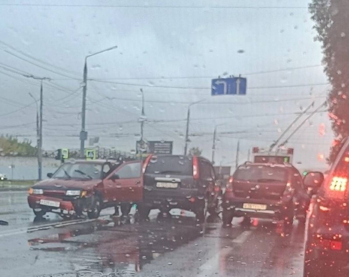 В Брянске легковушка попала в серьезное ДТП на Литейной | 06.10.2023 |  Брянск - БезФормата