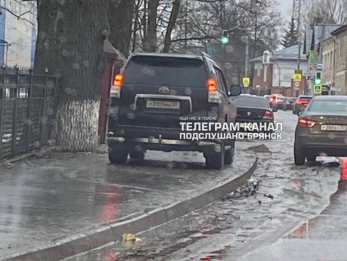 В Брянске автохам чуть не сбил человека на тротуаре