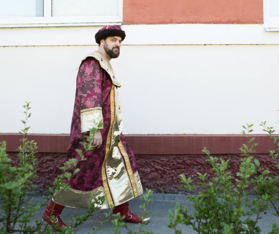 Брянский шоумен Денис Петренко пришел в роддом в костюме царя