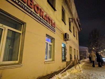 В Брянске заметили ледяную опасность на улице Калинина
