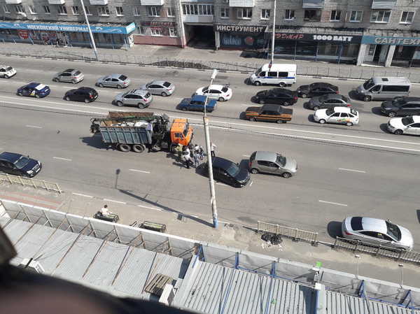 В Брянске на улице Ульянова столкнулись мусоровоз и две легковушки