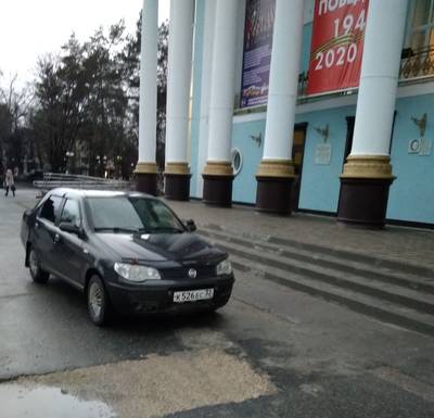 Жительницу Брянска возмутила парковка машин у Дворца культуры БМЗ