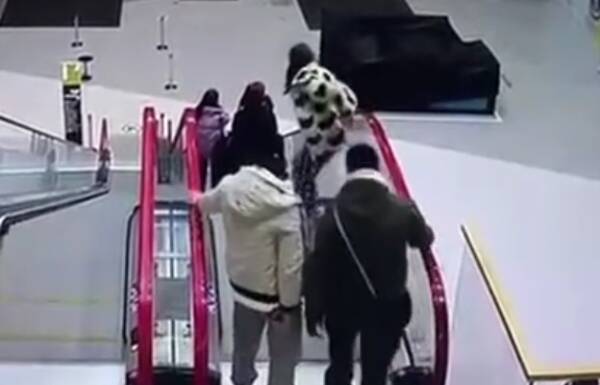 В Москве 17-летняя школьница баловалась на эскалаторе и разбилась 
