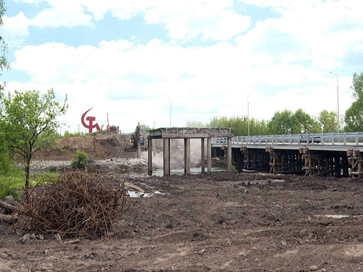 В брянском Почепе начали строить мост через реку Судость | 16.05.2024 |  Брянск - БезФормата