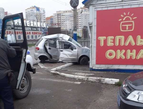 В Брянске пьяный 22-летний водитель протаранил магазин запчастей