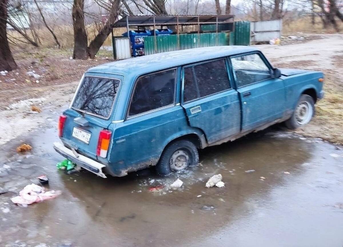 В Брянске легковушка попала в ледяной плен на улице Кольцова