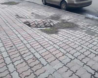 В Брянске на улице Фокина на тротуаре плитка пошла волнами
