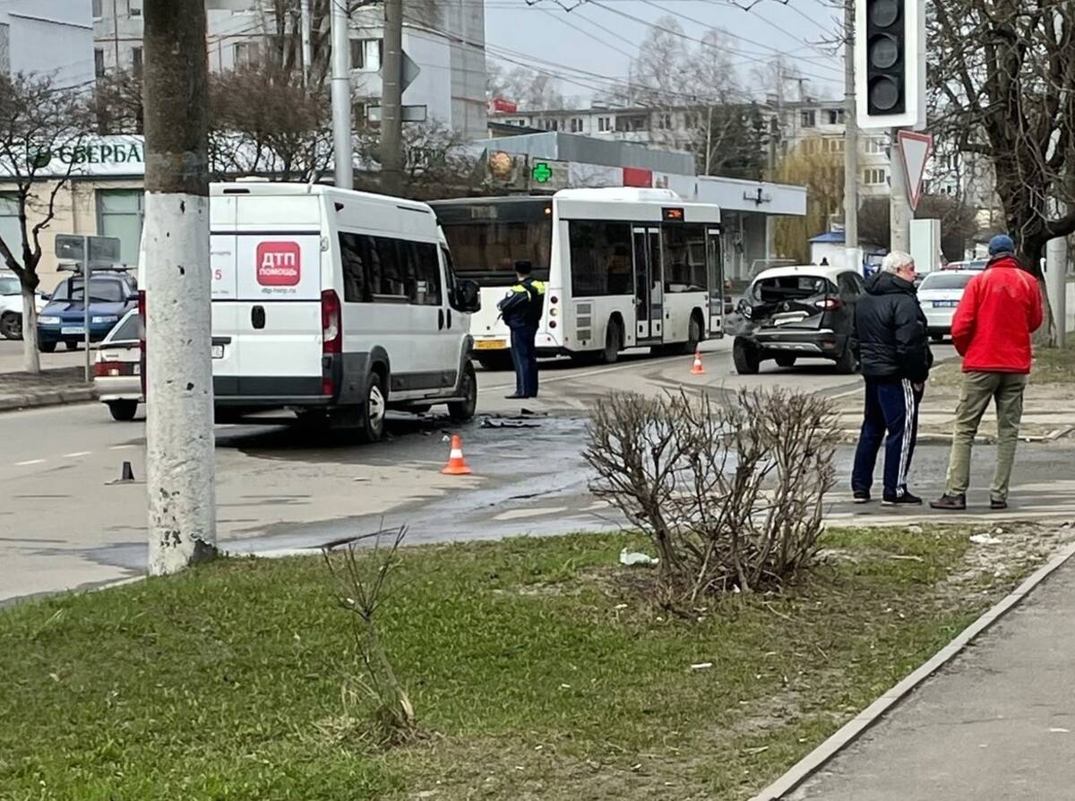 В Брянске на улице Пушкина маршрутка протаранила легковушку | 04.04.2023 |  Брянск - БезФормата