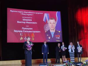 Брянскому отцу вручили награду «Отец солдата» за героического сына